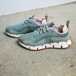 REEBOK ZIG DYNAMICA in mint and pink. US 8.5 Womens
